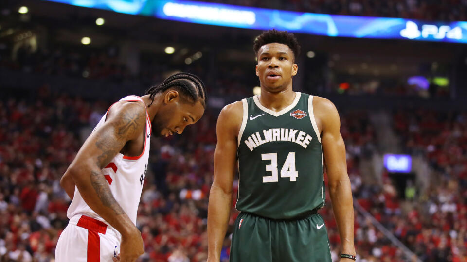 Grécky basketbalista Giannis Antetokounmpo získal cenu MVP pre najužitočnejšieho hráča základnej časti uplynulého ročníka zámorskej NBA.