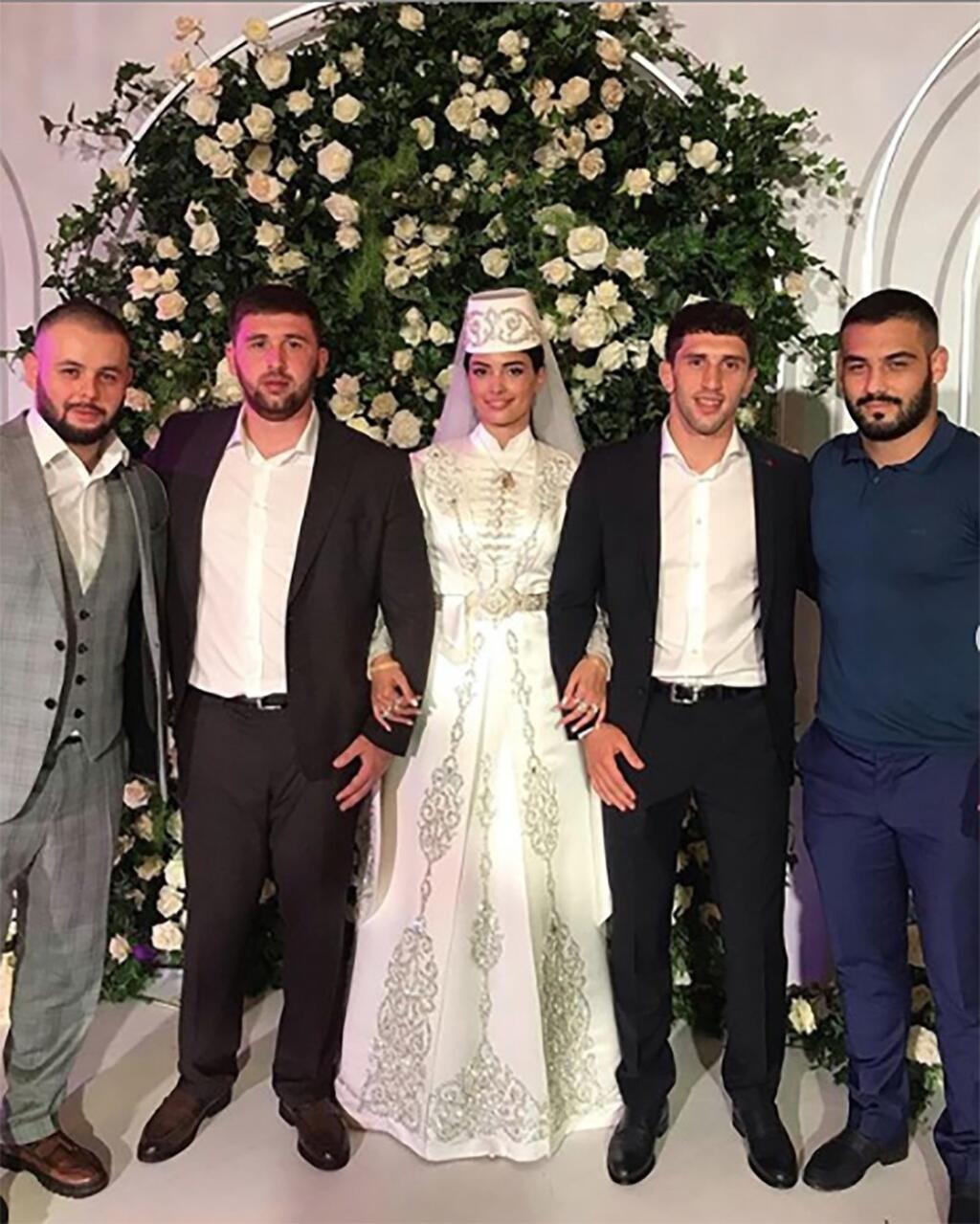 Sidakov a Madina si povedali áno a bavili sa na spoločnej svadobnej hostine.