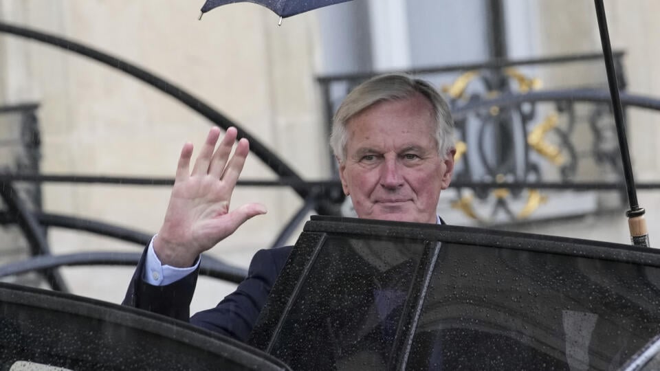 JB 14 Paríž - Francúzsky premiér Michel Barnier máva pri nastupovaní do auta po jeho prvom zasadnutí vládneho kabinetu v Elyzejskom paláci v Paríži 23. septembra 2024. FOTO TASR/AP
French Prime Minister Michel Barnier boards a car after the first weekly cabinet meeting at the Elysee Palace Monday, Sept. 23, 2024 in Paris. (AP Photo/Christophe Ena)