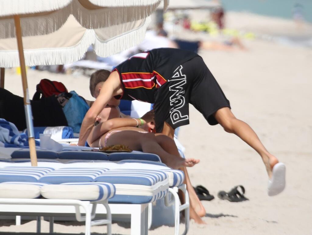 Romeo Beckham si s priateľkou Miou odskočil na pláž. Nevedel sa od nej odtrhnúť. Modelka ukázala postavu v plavkách,