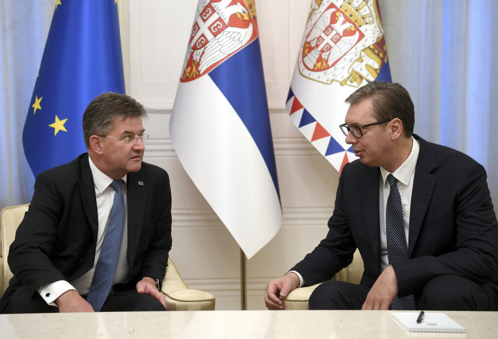 Na snímke sprava srbský prezident Aleksandar Vučič a slovenský vyslanec EÚ pre dialóg medzi Belehradom a Prištinou Miroslav Lajčák počas stretnutia v srbskom Belehrade 25. augusta 2022.