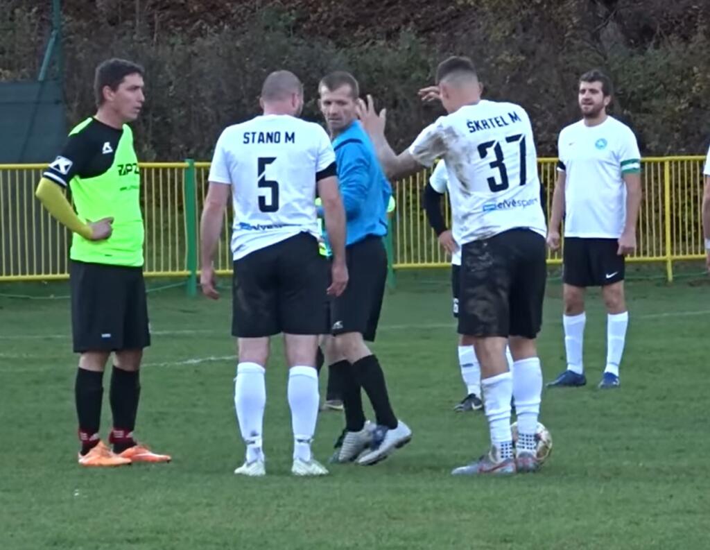 Martin Škrtel sotil do hlavného rozhodcu, ktorý ho však nevylúčil a ukázal mu len žltú kartu.