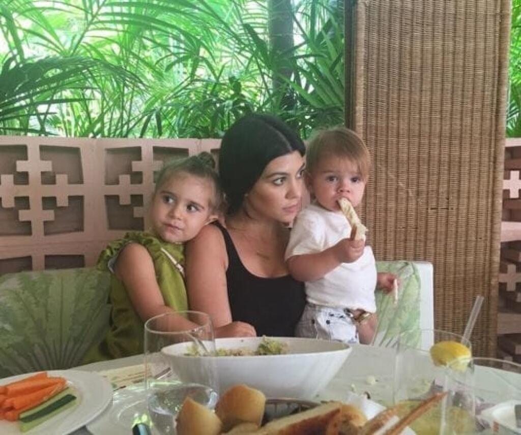Kourtney Krardashian s deťmi na obede.