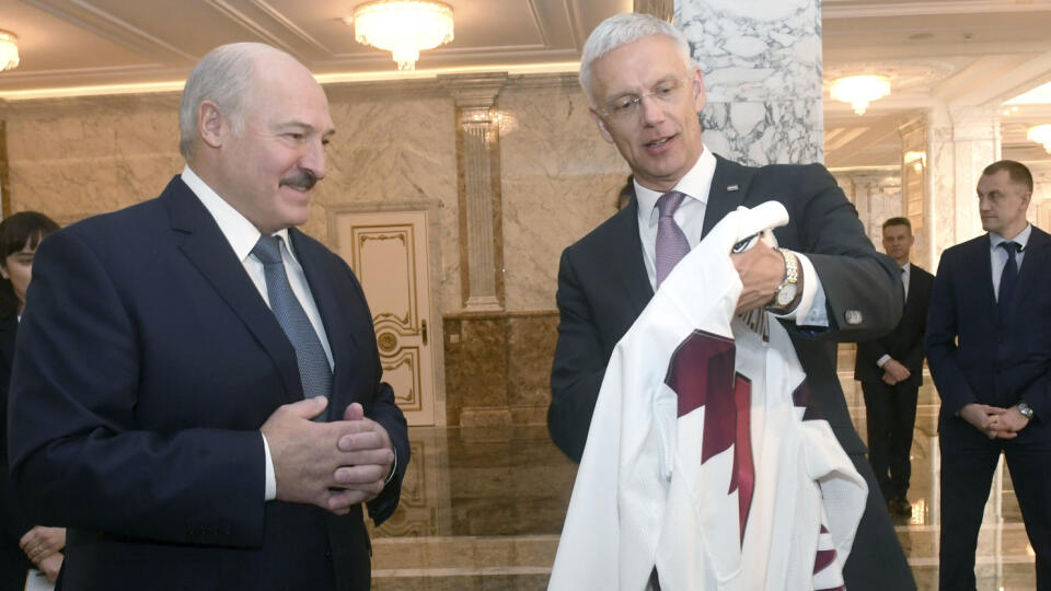 Lotyšský premiér Krišjaniš Karinš a bieloruský prezident Alexandr Lukašenko. Práve tieto dve krajiny majú budúci rok hostiť hokejový šampionát, no vzhľadom na súčasnú situáciu v Bielorusku začínajú panovať obavy, či sa MS vôbec uskutočnia.