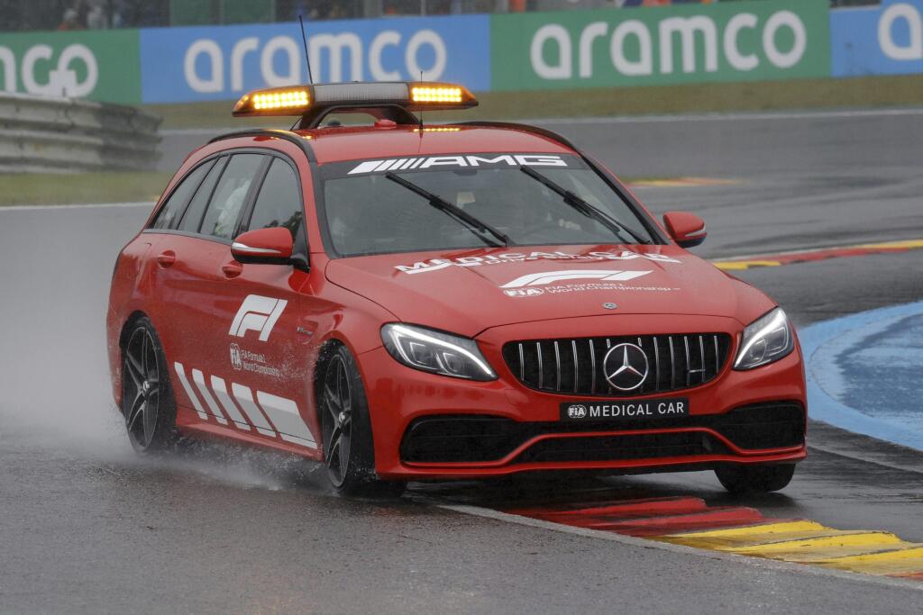 WA 51 Spa - Bezpečnostné vozidlo krúži na trati počas hustého dažďa, ktorý spôsobil odloženie štartu Veľkej ceny Belgicka automobilov F1 na okruhu Spa-Francorchamps v nedeľu 29. augusta 2021. FOTO TASR/AP
The medical safety car takes a lap around the track during a rain delay at the Formula One Grand Prix at the Spa-Francorchamps racetrack in Spa, Belgium, Sunday, Aug. 29, 2021. (AP Photo/Olivier Matthys)