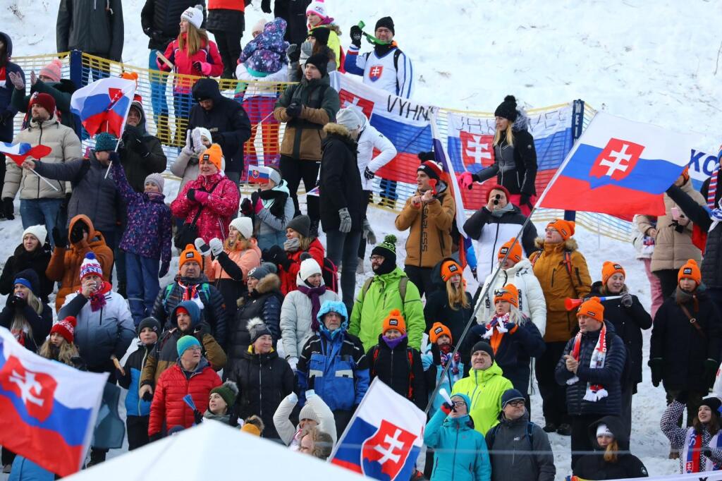 Nemajú to ľahké. V druhom slalome v Špindlerovom Mlyne vládne po prvom kole nielen Mikaela Shiffrinová, ale aj treskúca zima. V priestory cieľa ukazuje teplomet mínus 11 stupňov Celzia a hore na štarte je ešte o dva stupne menej.