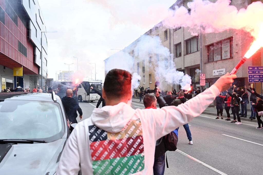 Fanúšikovia Spartaka Trnava vyprevádzali dymovnicami a svetlicami hráčov na zápas proti Slovanu Bratislava.