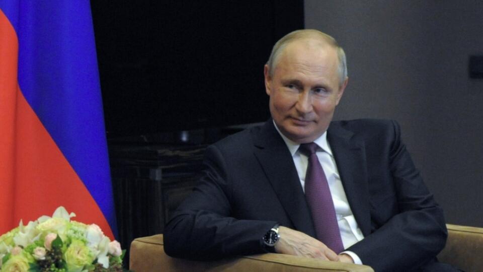JB 49 Soči - Ruský prezident Vladimir Putin (vpravo) sa rozpráva s bieloruským prezidentom Alexandrom Lukašenkom počas ich stretnutia v čiernomorskom letovisku v Soči 28. mája 2021. FOTO TASR/AP
Russian President Vladimir Putin, right, smiles as he listens to Belarusian President Alexander Lukashenko during their meeting in the Black Sea resort of Sochi, Russia, Friday, May 28, 2021. (Mikhail Klimentyev, Sputnik, Kremlin Pool Photo via AP)