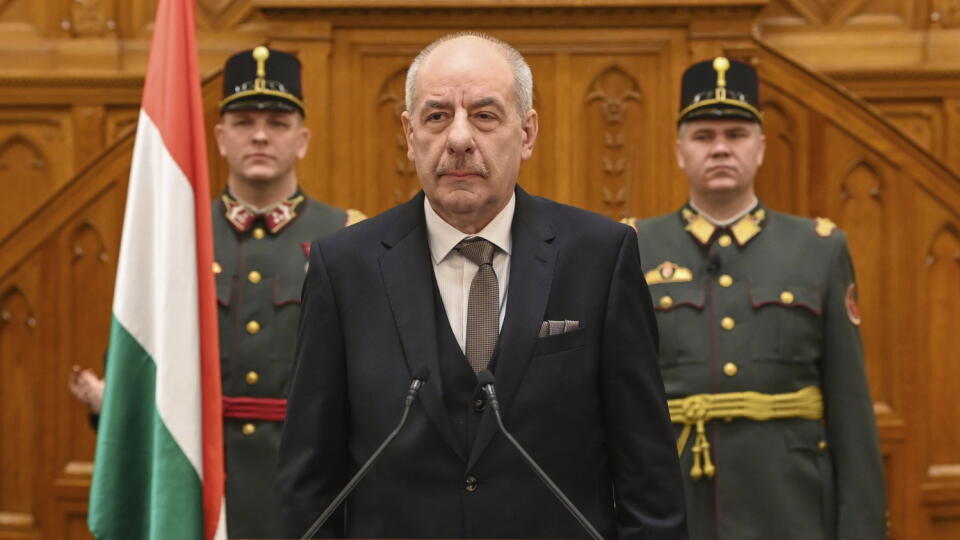 Nový maďarský prezident Tamás Sulyok skladá sľub počas inaugurácie na zasadnutí parlamentu v Budapešti v pondelok 26. februára 2024.