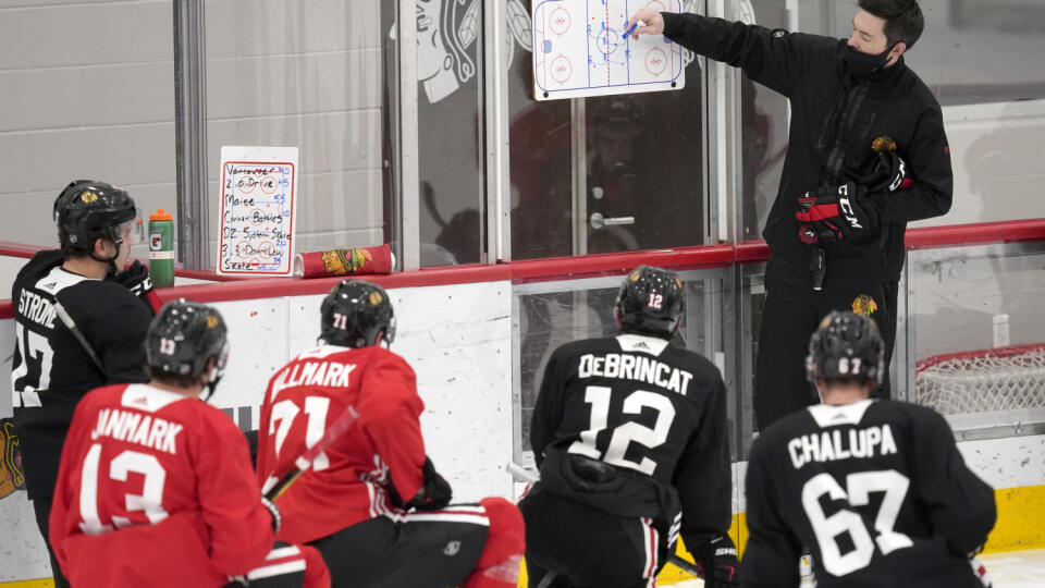 WA 27 Chicago - Tréner Chicaga Blackhawks Jeremy Colliton počas prípravného kempu pred štartom novej sezóny NHL v pondelok 4. januára 2021. FOTO TASR/AP 

Chicago Blackhawks head coach Jeremy Colliton sets up a drill during an NHL hockey training camp practice Monday, Jan. 4, 2021, in Chicago. (AP Photo/Charles Rex Arbogast)