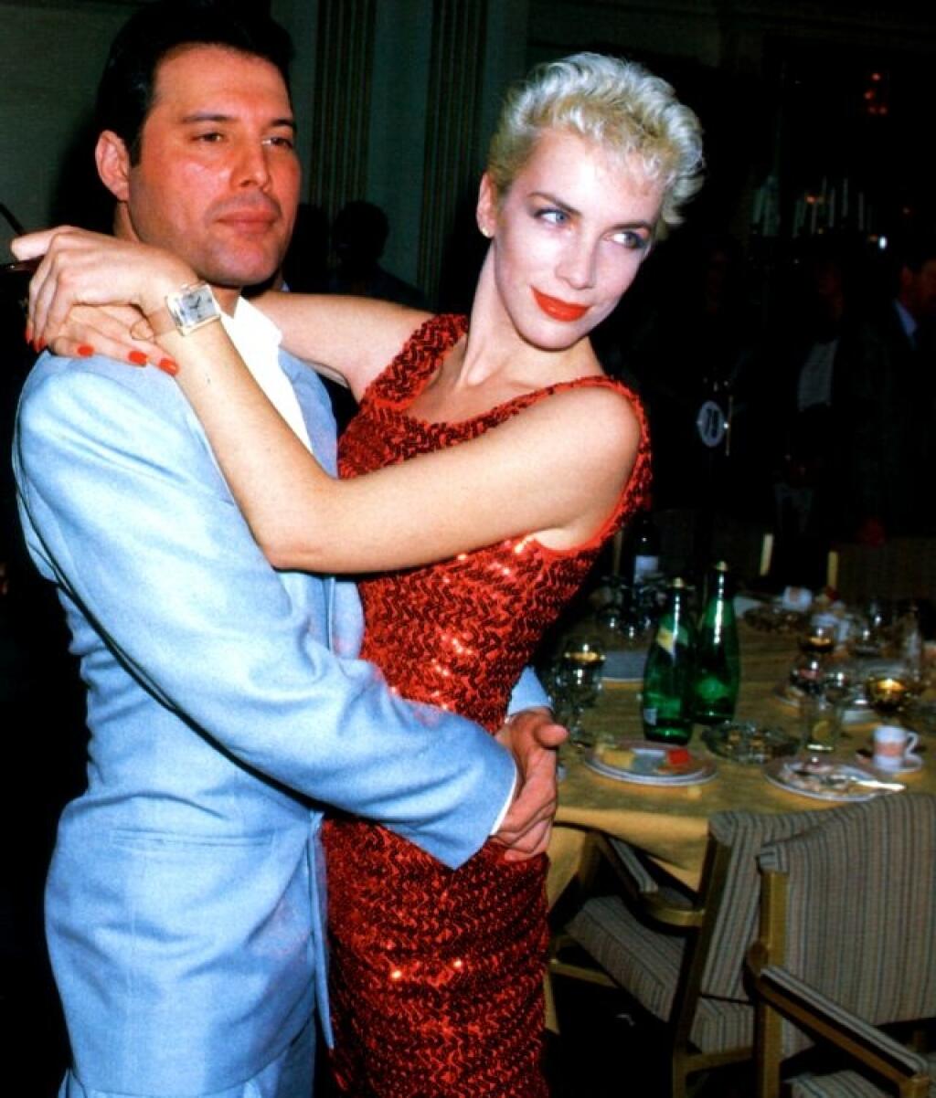 Spevák Queen Freddie Mercury a speváčka Annie Lennox.