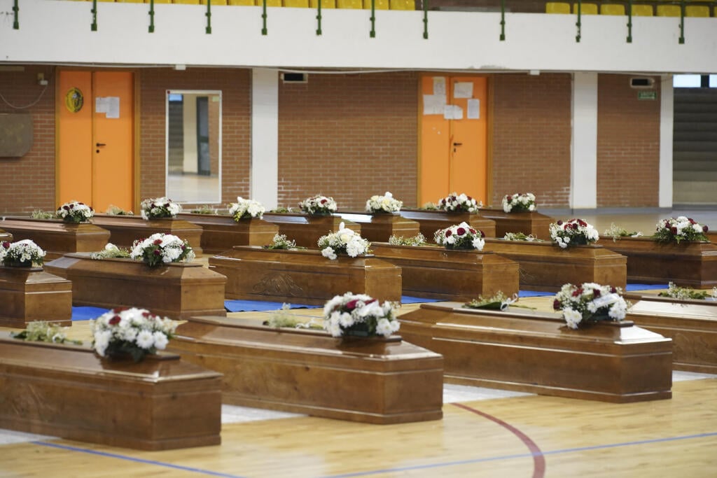 JB 32 Crotone - Rakvy s obeťami potopenej drevenej lode pri pobreží Talianska sú položené v priestoroch športovej haly v meste Crotone na juhu Talianska 28. februára 2023. Talianske úrady zadržali troch ľudí, ktorí majú byť zodpovední za prevoz takmer 200 ľudí na drevenom plavidle z Turecka do Talianska. Pri jeho stroskotaní pri pobreží Kalábrie prišlo v nedeľu o život najmenej 64 ľudí. V utorok to oznámila miestna polícia, informuje TASR na základe správy agentúry Reuters. Polícia uviedla, že j