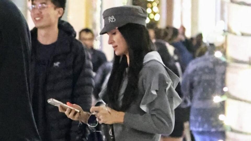 Snažila sa pôsobiť nenápadne, paparazzi ju však poľahky spoznali.