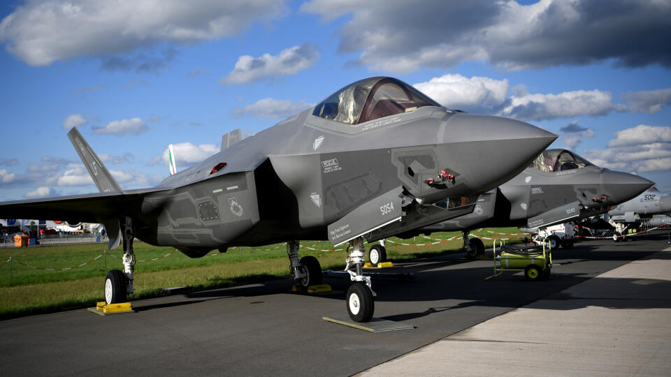 WA 3 archív Berlín - Na archívnej snímke z 25. apríla 2018 stíhačky F-35 od amerického výrobcu zbraní Lockheed Martin s radarovou jednotkou od zbrojárskej spoločnosti Hensold sú vystavené na veľtrhu letectva a kozmonautiky (ILA) v Berlíne. Nemecké ministerstvo obrany vidí značné riziká v plánovanom nákupe neviditeľných bombardérov F-35 v USA. Vyplýva to z dôverného listu rozpočtovému výboru Spolkového snemu (Bundestag), ktorý má k dispozícii agentúra AFP a ako prvý z neho citoval denník Bild.
