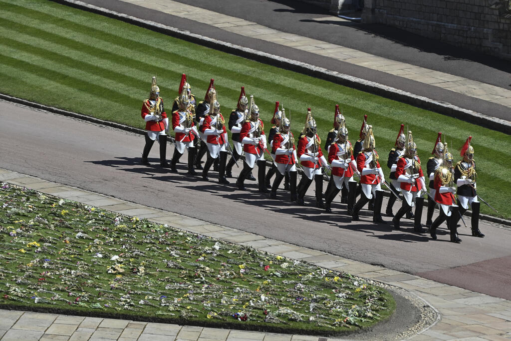 JB 51 Windsor - Uniformovaní vojaci pochodujú v areáli Windsorského zámku vo Windsore 17. apríla 2021 pred pohrebom britského princa Philipa, manžela britskej kráľovnej Alžbety II., ktorý zomrel minulý piatok vo veku 99 rokov. Pohreb sa uskutoční v sobotu popoludní v areáli Windsorského zámku, informovala v pondelok stanica BBC. Pohrebné obrady sa budú konať v tamojšej kaplnke svätého Juraja o 15.00 h miestneho času (16.00 h SELČ). Celý obrad sa uskutoční výlučne v areáli zámku, pričom tesne pre