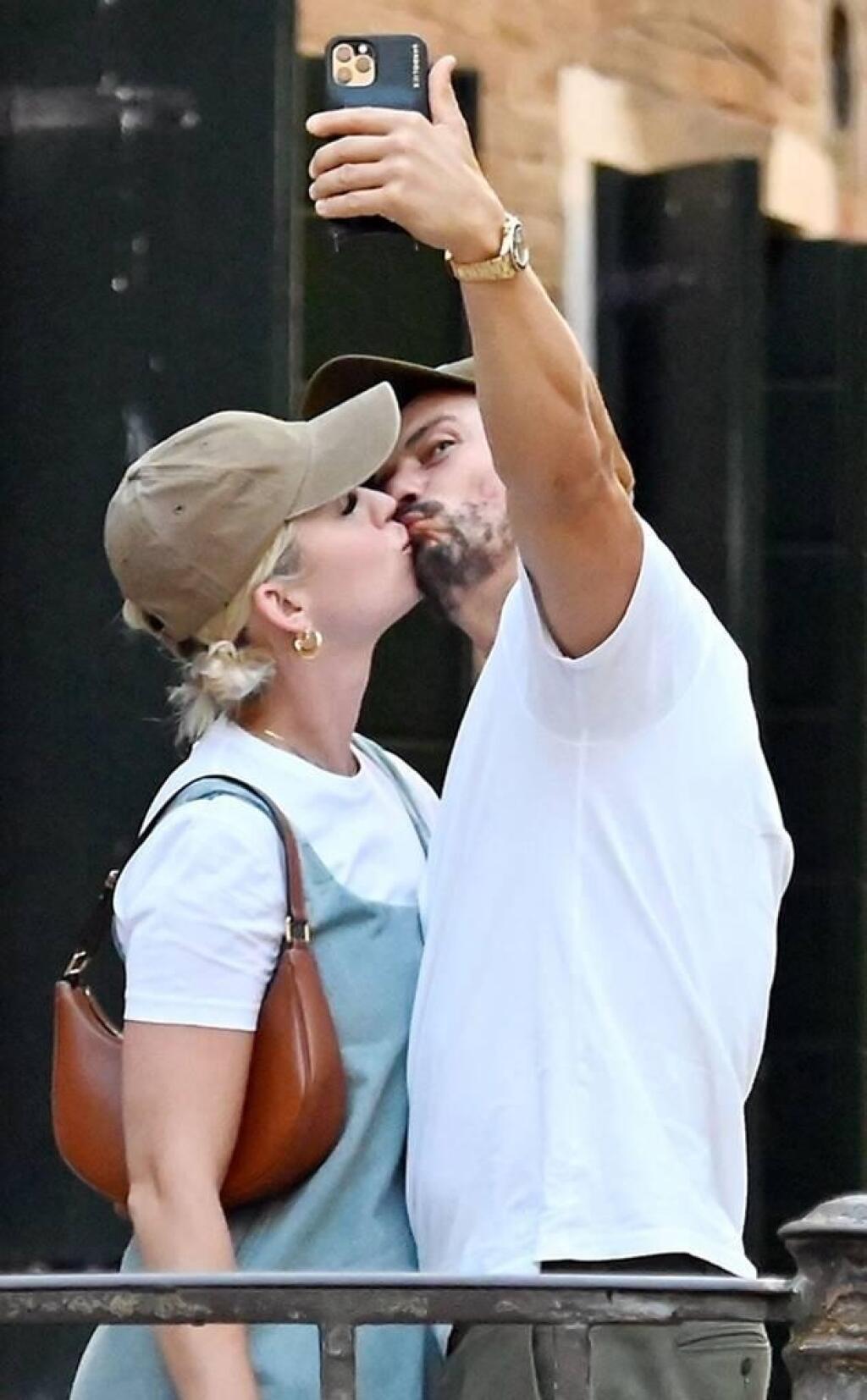 Zaľúbenci a rodičia 9-mesačnej Daisy Katy Perry (36) a Orlando Bloom (44) sa vybrali do historických Benátok a aj keď im fotografi a fanúšikovia nechceli dať pokoj, neustále si prejavovali nežnosti a užívali každý moment.