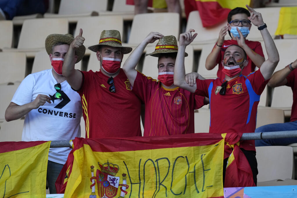 EBE 33 Sevilla - Na snímke fanúšikovia Španielska na tribúne pred zápasom E-skupiny na majstrovstvách Európy vo futbale Španielsko - Švédsko v španielskej Seville 14. júna 2021. FOTO TASR/AP
Spain supporters gesture prior to the start of the Euro 2020 soccer championship group E match between Spain and Sweden at La Cartuja stadium in Seville, Monday, June 14, 2021. (AP Photo/Thanassis Stavrakis, Pool)