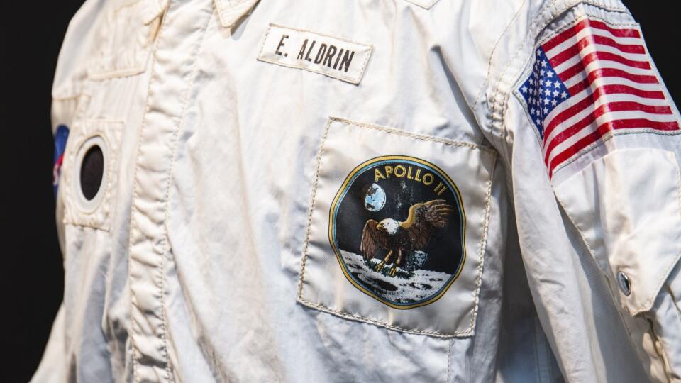 KK12 - Na snímke vydanej aukčnou spoločnosťou Sotheby´s 26. júla 2022 bunda astronauta Edwina
