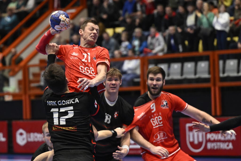 Na snímke zľava Rok Malin (HRK Gorica), Ľubomír Ďuriš (MŠK Považská Bystrica), Niko Frankovič (HRK Gorica) a Ivan Bystrický (MŠK Považská Bystrica) v prvom zápase 3. kola Európskeho pohára EHF v hádzanej mužov MŠK Považská Bystrica - HRK Gorica 3. decembra 2022 v Považskej Bystrici.
