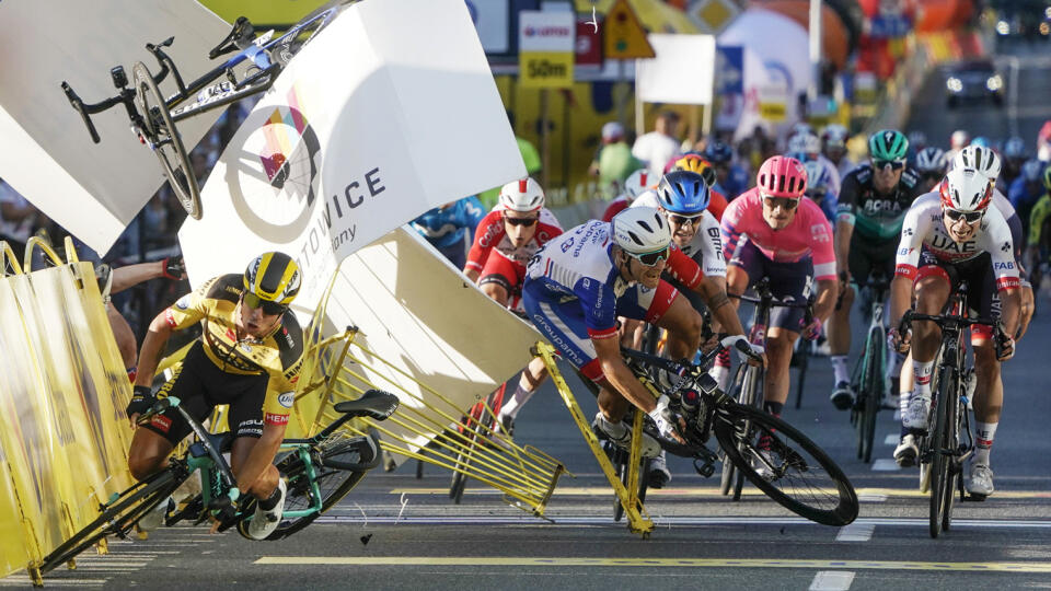 Holandský cyklista Dylan Groenewegen (vľavo dole) padá na zem v závere úvodnej etapy 77. ročníka pretekov Okolo Poľska 5. augusta 2020 v Katoviciach. Holandský cyklista Fabiou Jakobsen (Deceuninck-Quickstep) bojuje v o život po hrozivom páde v závere úvodnej etapy 77. ročníka pretekov Okolo Poľska. Okrem neho sa zranilo aj viacero ďalších jazdcov. Dvadsaťtriročný Jakobsen narazil a preletel cez bariéru pár metrov pred cieľom po súboji so svojím krajanom Dylanom Groenewegenom, ktor