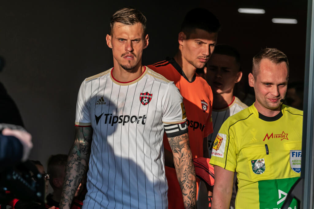 Na snímke je futbalový zápas medzi FC Spartak Trnava a ŠK Slovan Bratislava, ktorý sa skončil predčasne a fanúšikovia obidvoch táborov vnikli na hraciu plochu.