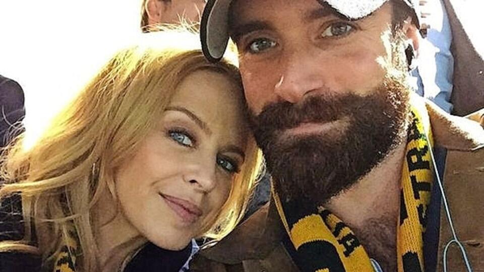 Kylie Minogue (47) a Joshua Sasse (28).