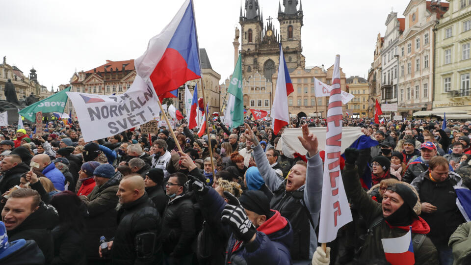 EBE 60 Praha - Približne 2000 ľudí sa zúčastnilo v nedeľu na demonštrácii českej iniciatívy Chcípl PES, ktorá sa zasadzuje za zachovanie prevádzky reštaurácií a bojuje proti vládnym opatreniam. Protestná akcia sa začala v nedeľu popoludní o 14.00 h na pražskom Staromestskom námestí a podľa polície bol prekročený maximálny povolený počet účastníkov. V Prahe 10. januára 2021. FOTO TASR/AP
Thousands protest against the government restriction measures to curb the spread of COVID-19, in Prague, Czech