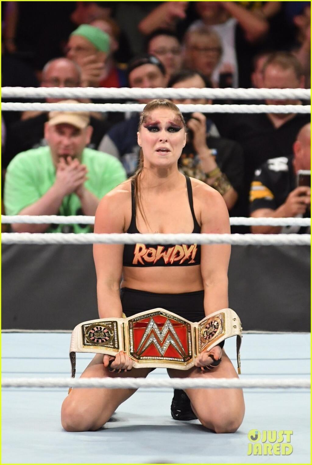 Klietka je dnes pre ňu minulosť, Ronda dnes hviezdi medzi lanami vo wrestlingu. Z obávanej krásky, ktorá pred kamerami ukázala všetko, je „monštrum“. Presne tak totiž v zápasoch vyzerá. Keby ju stretnete na ulici, pustíte do gatí.