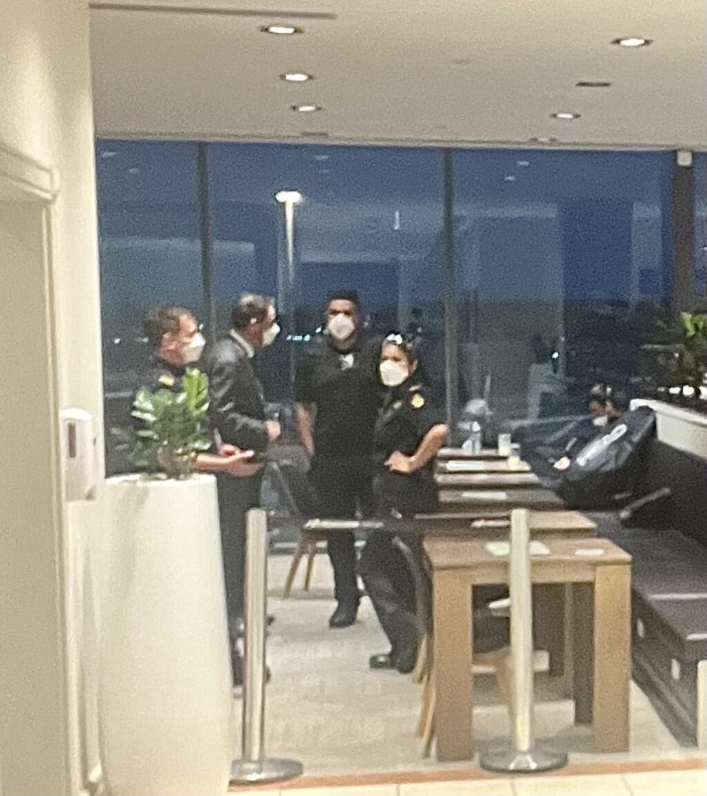 Novaka Djokoviča do poslednej chvíle strážili policajti. Sám s batohom rakiet čakal na let domov.