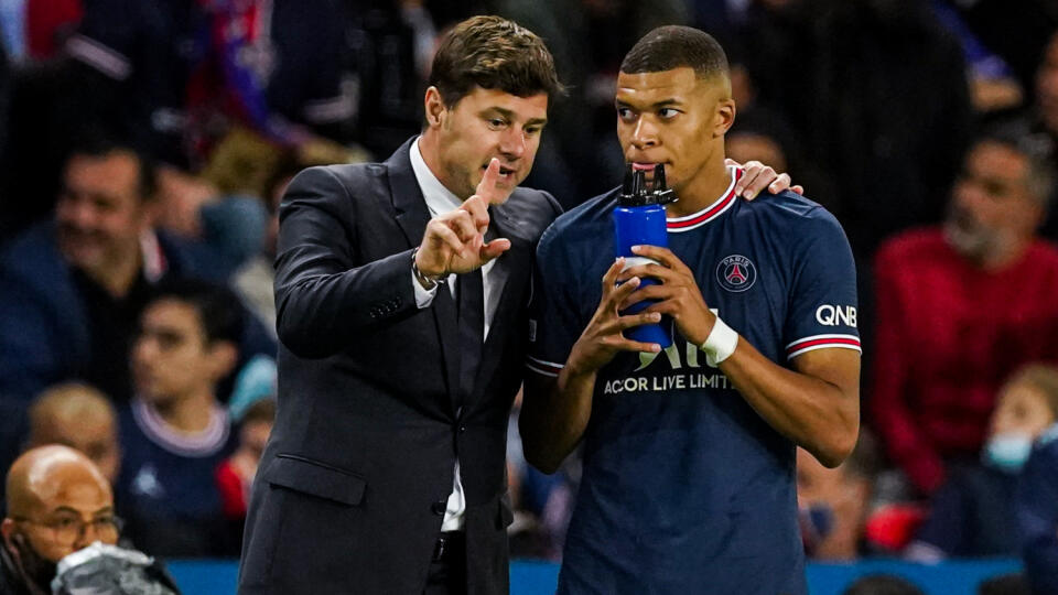 Tréner Pochettino (vľavo) chce francúzskeho útočníka v PSG udržať.