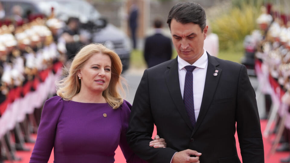 JB 16 Saint-Laurent-sur-Mer - Prezidentka SR Zuzana Čaputová (uprostred) a jej partner Juraj Rizman (vpravo) prichádzajú na medzinárodnú ceremóniu počas spomienkových osláv pri príležitosti 80. výročia vylodenia spojeneckých vojsk v Normandii, na pláži Omaha Beach vo francúzskom meste Saint-Laurent-sur-Mer v Normandii 6. júna 2024. FOTO TASR/AP
Slovakia's incumbent President Zuzana Caputova and her husband Juraj Rizman, right, arrive at the international ceremony at Omaha Beach, Thursday, June