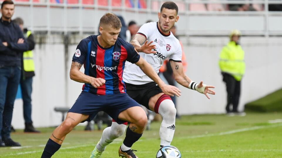 Na snímke vpravo hráč Trnavy Kristián Koštrna a hráč ViOnu Jakub Švec počas zápasu 2. kola futbalovej Niké ligy medzi FC ViOn Zlaté Moravce a FC Spartak Trnava v Zlatých Moravciach v nedeľu 6. augusta 2023. FOTO TASR - Lukáš Grinaj