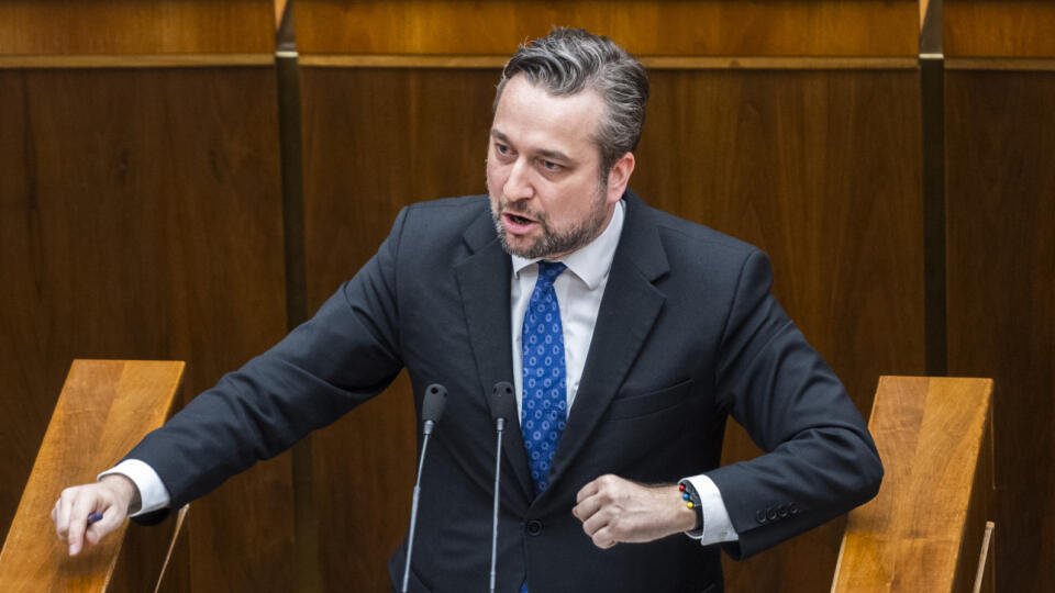 Poslanci Národnej rady (NR) SR začali v stredu popoludní rokovanie mimoriadnej schôdze k odvolávaniu ministra vnútra Romana Mikulca (OĽANO). Inicioval ju opozičný Smer-SD. Opozícia mu vyčíta medializované informácie o jeho údajnom priamom zasahovaní do
