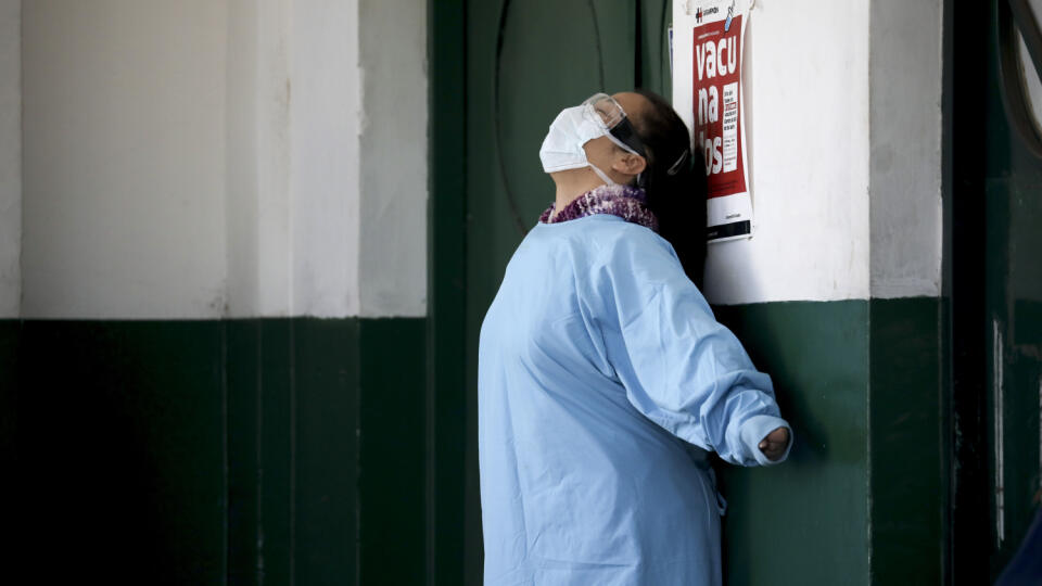 WA 39 Buenos Aires - Zdravotná sestra sa naťahuje pred budovou nemocnice počas koronavírusovej pandémie v Buenos Aires v piatok 17. apríla 2020. FOTO TASR/AP
A worker at the Manuel Belgrano public hospital stretches outside the public hospital on the outskirts of Buenos Aires, Argentina, Friday, April 17, 2020. Argentina confirmed a coronavirus outbreak at this hospital where people, including hospital staff, have tested positive, according to its director Nicolás RodrĂguez. (AP Photo/Natac