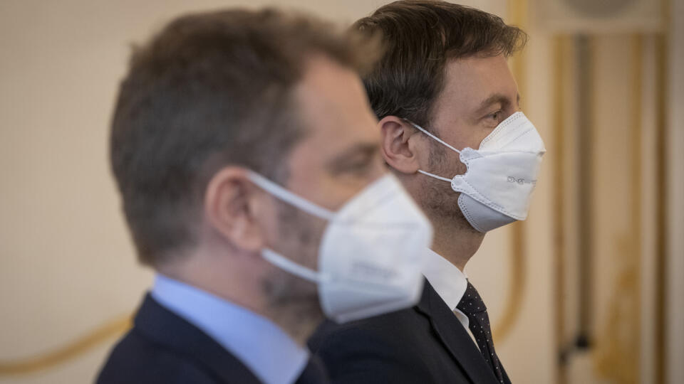 Na snímke je Igor Matovič a Eduard Heger, ktorí si vymenili svoje pozície.