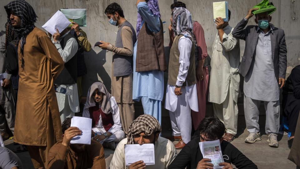 JB 7 Kábul - Afganci stoja v rade pred iránskym veľvyslanectvom požiadať o cestovné víza v Kábule 29. septembra 2021. FOTO TASR/AP
Afghans line up outside the Iranian Embassy to request travel visas in Kabul, Afghanistan, Wednesday, Sept. 29, 2021. (AP Photo/Bernat Armangue)