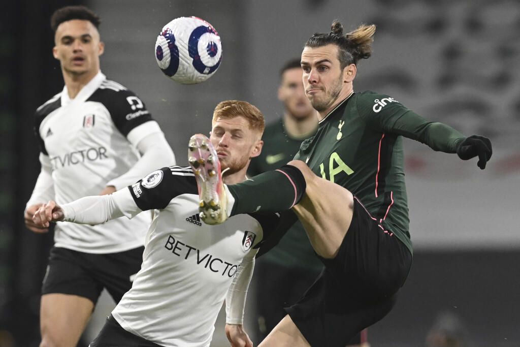 WA 46 Londýn - Futbalista Tottenhamu Gareth Bale (vpravo) a hráč Fulhamu Harrison Reed bojujú o loptu v predohrávke zápasu 33. kola anglickej Premier League FC Fulham - Tottenham Hotspur v Londýne vo štvrtok 4. marca 2021. FOTO TASR/AP
Fulham's Harrison Reed, center, fights for the ball with Tottenham's Gareth Bale during the English Premier League soccer match between Fulham v Tottenham Hotspur at the Craven Cottage stadium in London, Thursday, March 4, 2021. (Neil Hall/Pool via AP)
