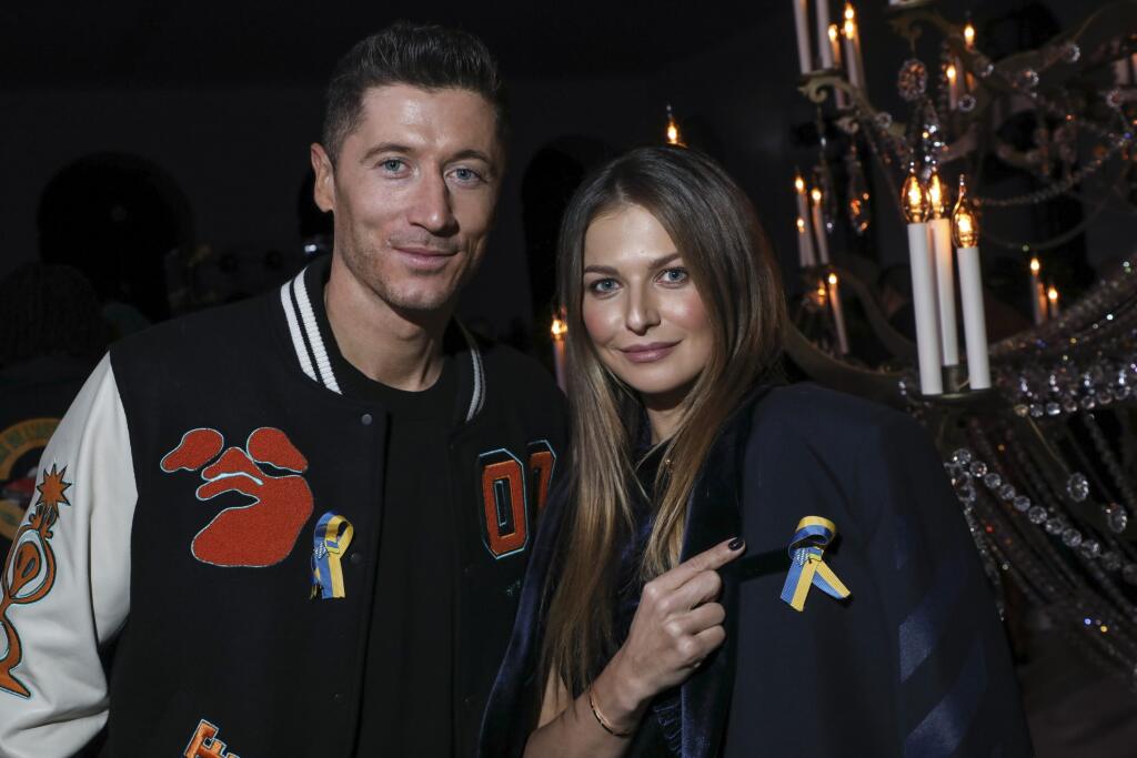 WA 48 PAríž - Robert Lewandowski a jeho manželka Anna Lewandowská pózujú so stuhou na podporu Ukrajiny pred začiatkom módnej prehliadky počas týždňa módy v Paríži v pondelok 28. februára 2022. FOTO TASR/AP
Robert Lewandowski, left, and Anna Lewandowska wear ribbons in support of Ukraine ahead of the Off-White Ready To Wear Fall/Winter 2022-2023 fashion collection, unveiled during the Fashion Week in Paris, Monday, Feb. 28, 2022. (Photo by Vianney Le Caer/Invision/AP)