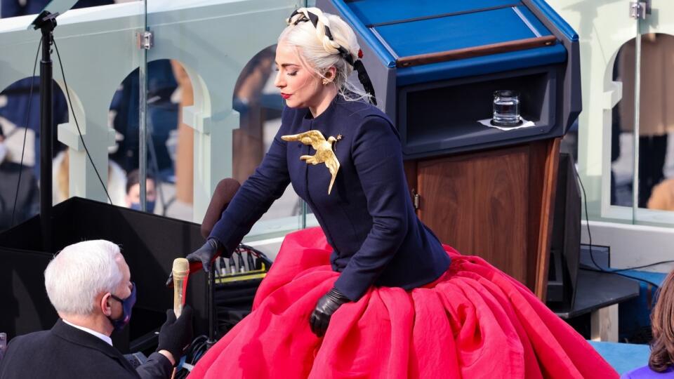Lady Gaga zaspievala Bidenovi s holubicou mieru na hrudi.