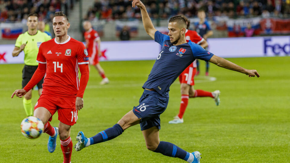 Na snímke Dávid Hancko a Connor Roberts počas zápasu kvalifikácie E skupiny Majstrovstiev Európy vo futbale medzi Slovenskom a Walesom.