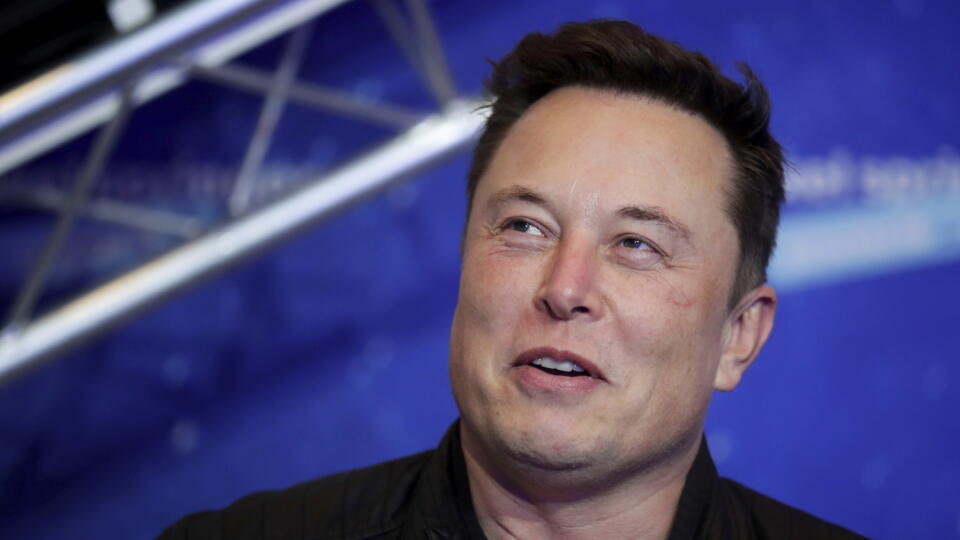 KK11 archív Berlín - Na archívnej snímke z 1. decembra 2020 šéf Tesly Elon Musk prichádza na odovzdávanie mediálnych cien Axel Springer v Berlíne. Americký podnikateľ Elon Musk v utorok 20. decembra 2022 oznámil, že plánuje zostať vo funkcii generálneho riaditeľa spoločnosti Twitter dovtedy, kým nenájde niekoho ochotného nahradiť ho na tomto poste. FOTO TASR/AP
FILE - Tesla and SpaceX CEO Elon Musk arrives on the red carpet for the Axel Springer media award in Berlin on Dec. 1, 2020. Musk says h