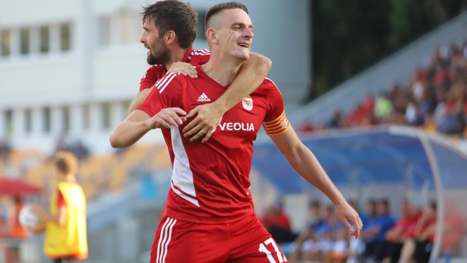 Na snímke v popredí Róbert Polievka (Banská Bystrica) sa teší po strelení gólu počas zápasu 7. kola futbalovej Fortuna ligy MFK Dukla Banská Bystrica - FC ViOn Zlaté Moravce v Banskej Bystrici v sobotu 27. augusta 2022. FOTO TASR - Ján Krošlák