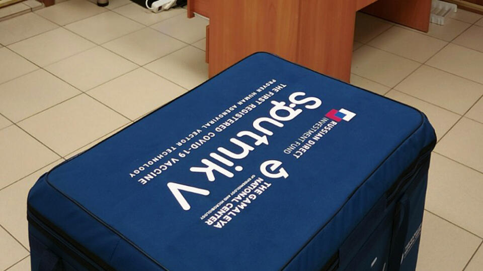 KK30 Minsk - Na snímke zdravotná pracovníčka si pozerá dokumenty k ruskej vakcíne Sputnik V proti novému koronavírusu v Minsku 29. decembra 2020. Bielorusko začalo v utorok očkovaciu kampaň proti koronavírusu za použitia ruskej vakcíny Sputnik V, čím sa stalo vôbec prvou krajinou okrem Ruska, ktorá sa rozhodla svojich obyvateľov zaočkovať touto látkou, oficiálne nazvanou Gam-KOVID-Vak. Informovala o tom tlačová agentúra AFP.FOTO TASR/AP
In this handout photo released by Belarus Health Ministry,