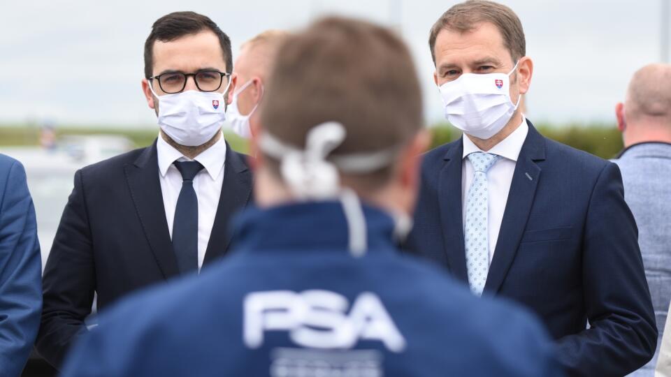 Na snímke sprava predseda vlády SR Igor Matovič a vedúci Úradu vlády (ÚV) SR Július Jakab počas návštevy v automobilke Groupe PSA Slovakia v Trnave v piatok 5. júna 2020. FOTO TASR - Lukáš Grinaj