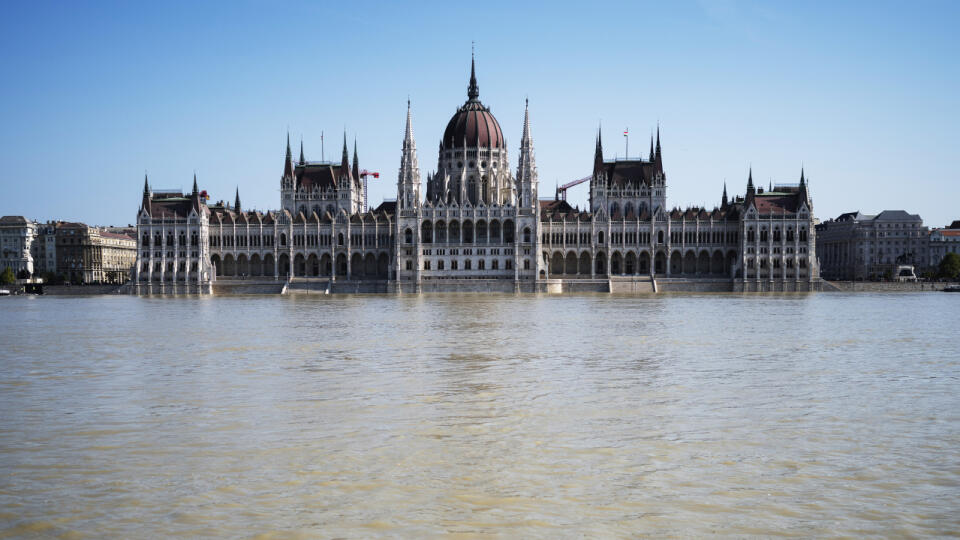WA 28 Budapešť - Výška hladiny rieky Dunaj, ktorá sa vylieva z koryta, v pozadí budova parlamentu v Budapešti vo štvrtok 19. septembra 2024. FOTO TASR/AP
General view of the Parliament building as the Danube river floods its banks, central Budapest, Hungary, Thursday, Sept. 19, 2024. (AP Photo/Denes Erdos)