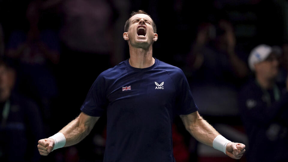 KK53 Manchester - Britský tenista Andy Murray sa raduje po víťazstve nad Švajčiarom Leandrom Riedim v zápase B-skupiny finálového turnaja Davisovho pohára Veľká Británia - Švajčiarsko v Manchestri 15. septembra 2023. FOTO TASR/AP
Great Britain's Andy Murray celebrates beating Switzerland's Leandro Riedi during the Davis Cup group stage match at the AO Arena, in Manchester, England, Friday, Sept. 15, 2023. (Martin Rickett/PA via AP)