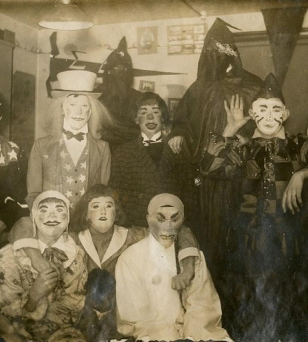 Creepy old. Жуткие Хэллоуинские костюмы 20 века. Хэллоуин в начале 20 века. Старые костюмы на Хэллоуин страшные.