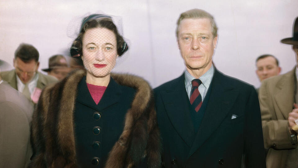 Kráľ Eduard VIII. sa kvôli rozvedenej američanek Wallis Simpson vzdal trónu.