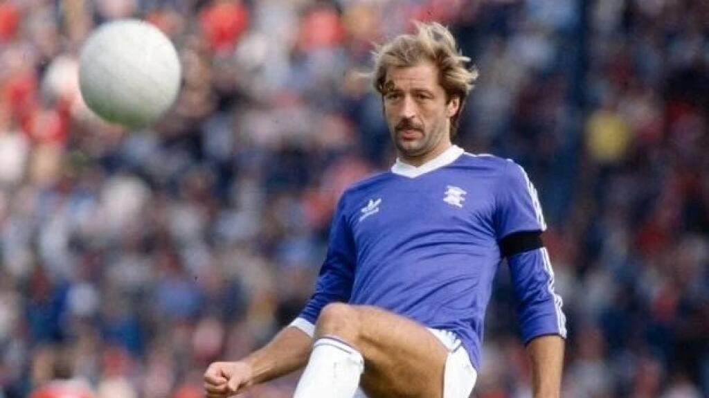Bývalý anglický futbalový reprezentant Frank Worthington zomrel po krátkej chorobe vo veku 72 rokov. V utorok to oznámila jeho rodina.