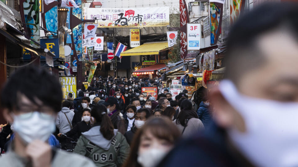 KK26 Tokio - Ľudia nakupujú 31. decembra 2020 v Tokiu. Japonské Tokio zaznamenalo rekordný počet 1300 nových prípadov koronavírusovej nákazy a guvernérka metropoly Juriko Koikeová preto vo štvrtok poprosila ľudí, aby zostali doma. FOTO TASR/AP
People flock to a shopping street for their yearend shopping in Tokyo Thursday, Dec. 31, 2020. (AP Photo/Hiro Komae)